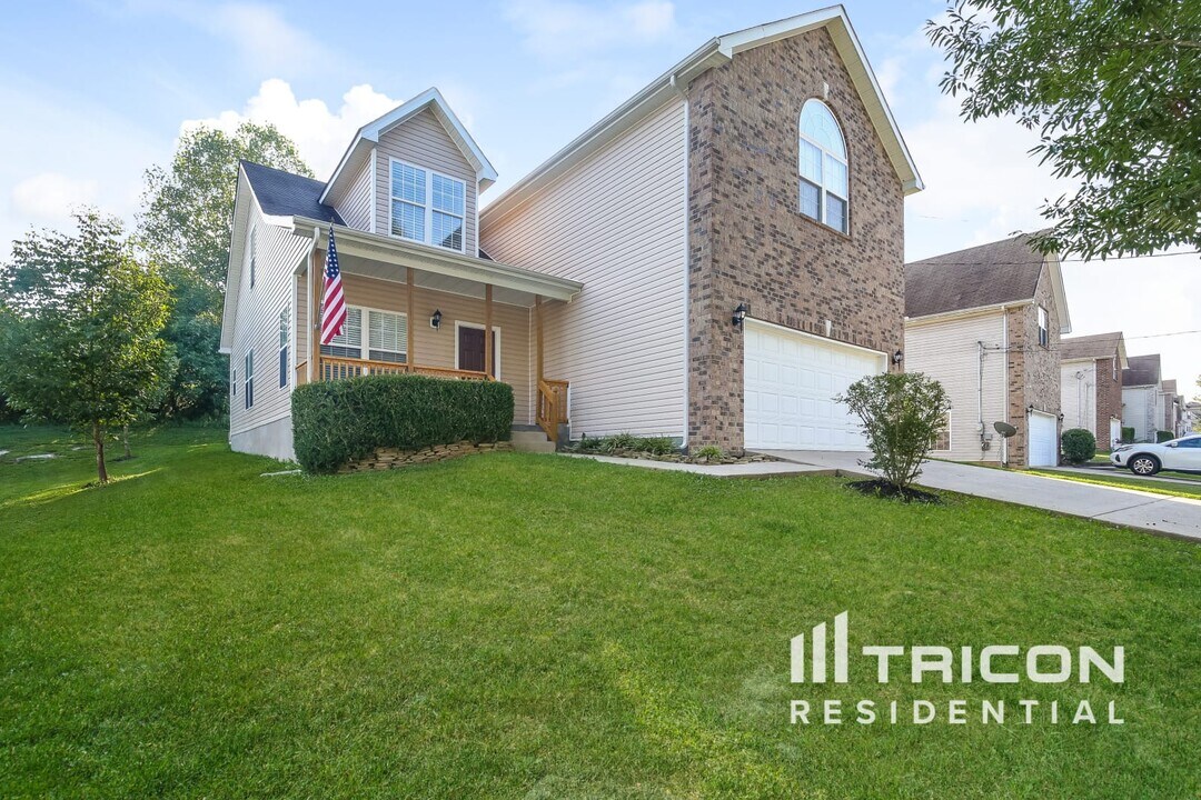 142 Lyndhurst Dr in La Vergne, TN - Building Photo