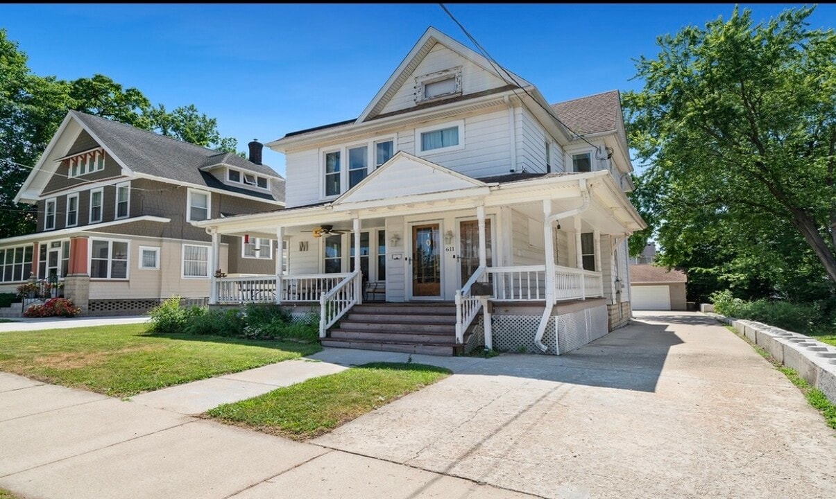 611 S Hennepin Ave, Unit 2 in Dixon, IL - Foto de edificio
