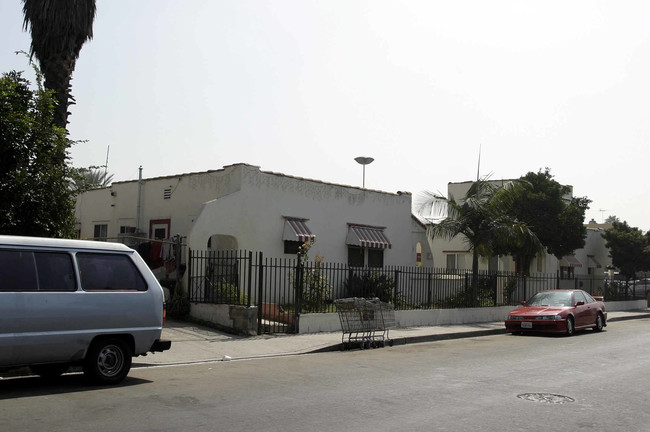 732 S Fetterly Ave in Los Angeles, CA - Foto de edificio - Building Photo