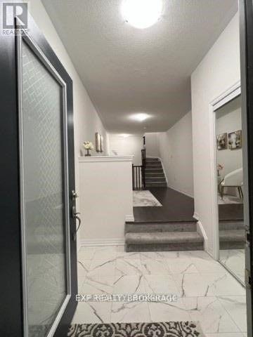 211 Vivant St in Newmarket, ON - Building Photo
