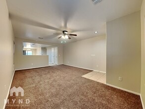 6327 W Branham Ln in Phoenix, AZ - Foto de edificio - Building Photo