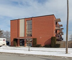 5 Leslie St in Brampton, ON - Building Photo