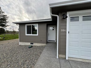 104 Donald Trump Ln in Roseburg, OR - Building Photo - Building Photo