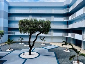 8261 NW 8th St in Miami, FL - Building Photo - Building Photo