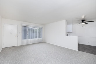 220 S Doheny Dr in Beverly Hills, CA - Building Photo - Interior Photo