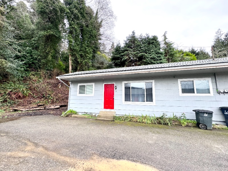 63671 Harriet Rd in Coos Bay, OR - Building Photo