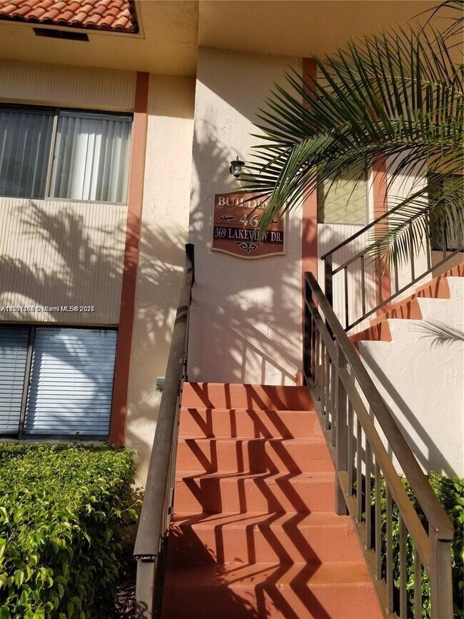 369 Lakeview Dr in Weston, FL - Building Photo - Building Photo