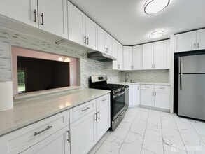 363 Constitution Cir in North Brunswick, NJ - Building Photo - Building Photo