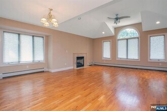 470 Chestnut St, Unit B in Ridgefield, NJ - Foto de edificio - Building Photo