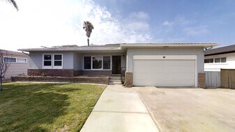 6244 Mary Ln Dr in San Diego, CA - Building Photo
