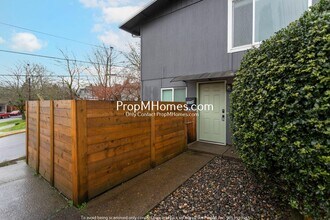 7026 N Burlington Ave in Portland, OR - Building Photo - Building Photo