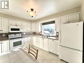 2294 Wyandotte Dr in Oakville, ON - Building Photo