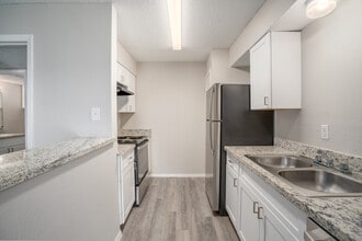 Emaret at Coastal Pointe in Clute, TX - Building Photo - Interior Photo