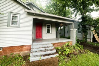 2413 Emmett Ave in Nashville, TN - Foto de edificio - Building Photo