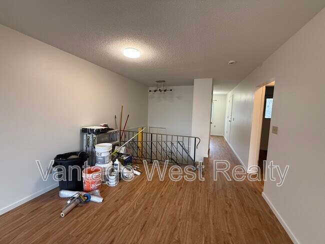 1097 Monterey Ct in Kelowna, BC - Building Photo - Building Photo