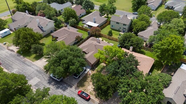 906 Iris Dr