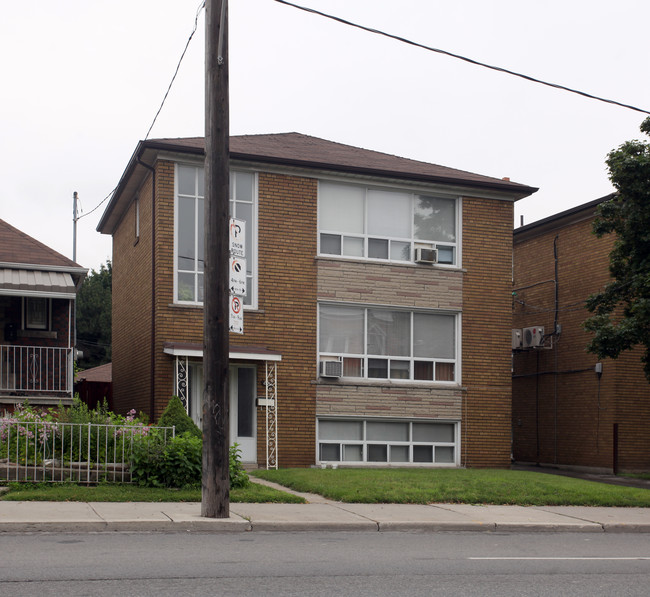 873-875 Ossington Ave in Toronto, ON - Building Photo - Building Photo