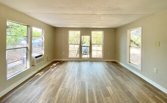 109 Harmons Way in San Marcos, TX - Building Photo