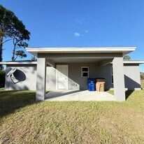 575 Oakshire Ln in Lehigh Acres, FL - Building Photo