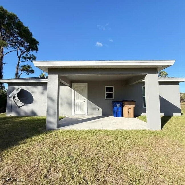 575 Oakshire Ln in Lehigh Acres, FL - Foto de edificio - Building Photo