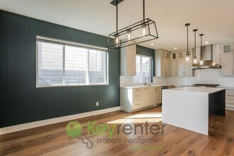 3017 Belvidere Ave SW in Seattle, WA - Building Photo - Building Photo