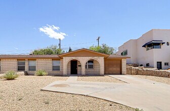 3214 N Stanton St in El Paso, TX - Building Photo - Building Photo