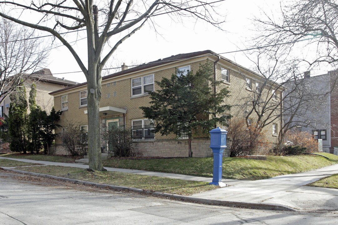 1001 E Pleasant St in Milwaukee, WI - Building Photo