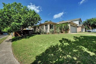 2101 Jesse Owens Dr in Austin, TX - Foto de edificio - Building Photo