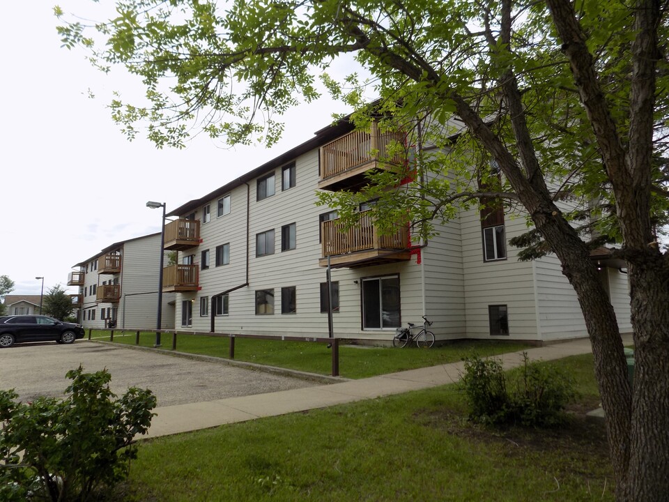 8111-8196 96 St in Grande Prairie, AB - Building Photo