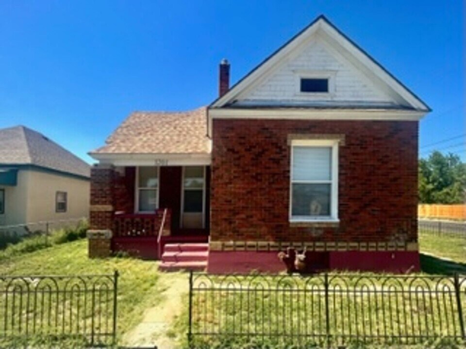 1201 Pine St in Pueblo, CO - Building Photo