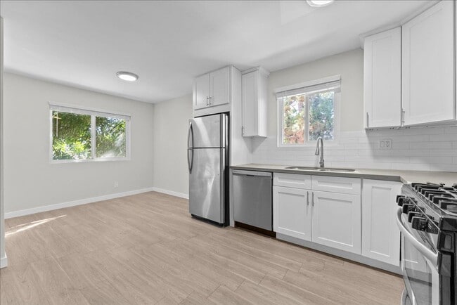 631 E Elk Ave in Glendale, CA - Building Photo - Building Photo