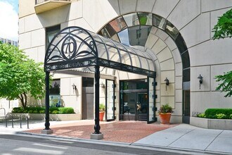 70 W Huron St, Unit 603 in Chicago, IL - Building Photo - Building Photo