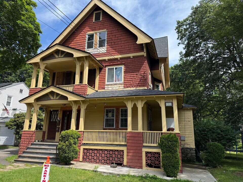 18 Valentine St in Waterbury, CT - Building Photo