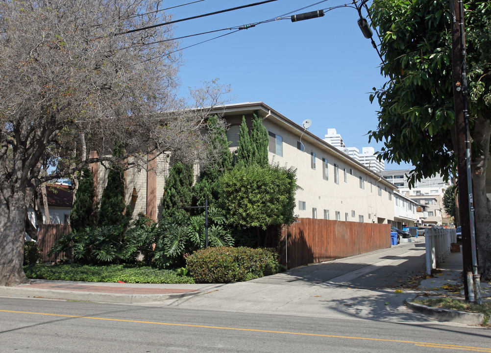 11667 Ohio Ave in Los Angeles, CA - Building Photo