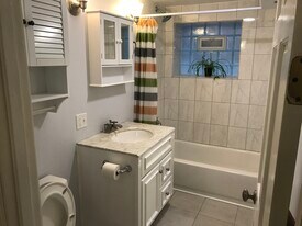 5335 W Sunnyside Ave, Unit Sunnyside Basement in Chicago, IL - Building Photo