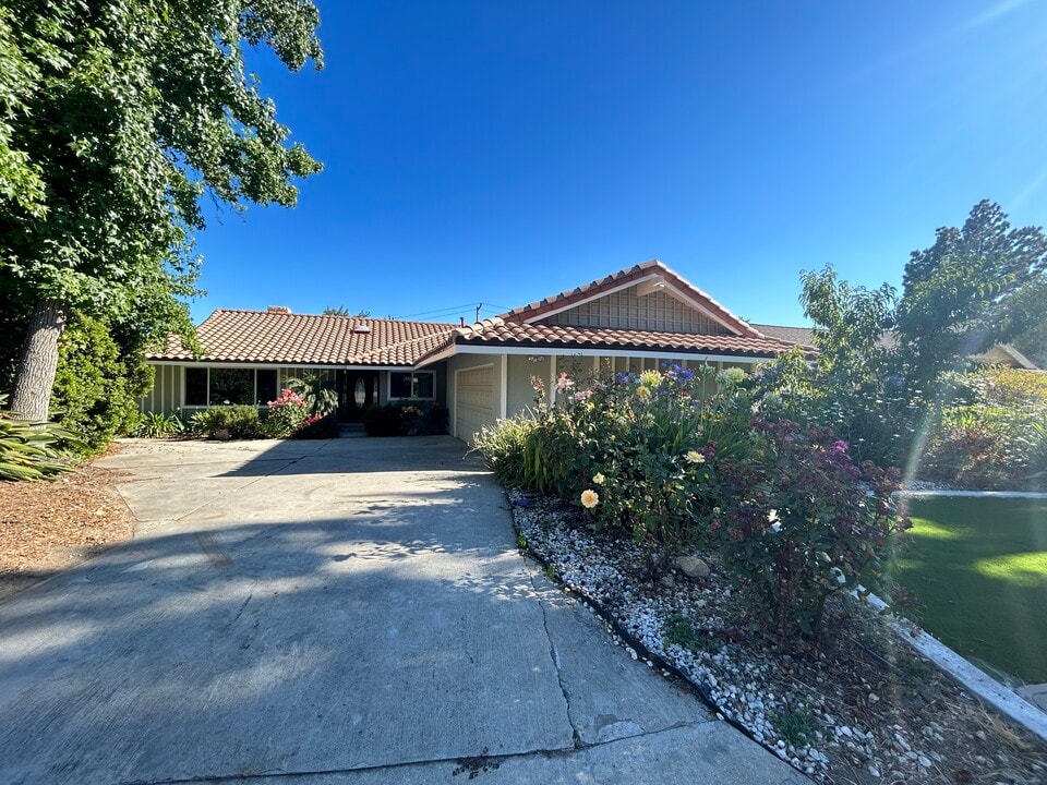 2308 Henrietta Ave in La Crescenta, CA - Building Photo