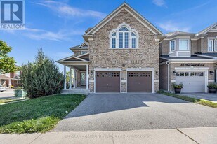 35 McCourt Dr in Ajax, ON - Building Photo