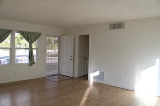 144 E Avenue Q in Palmdale, CA - Foto de edificio - Building Photo