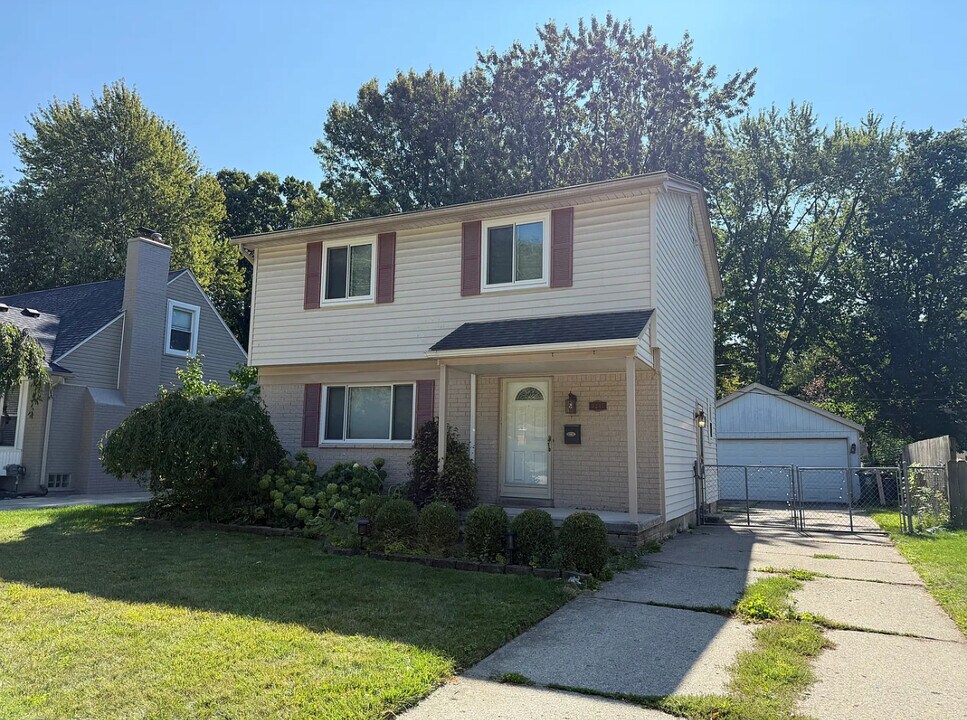3245 Parker Dr in Royal Oak, MI - Building Photo