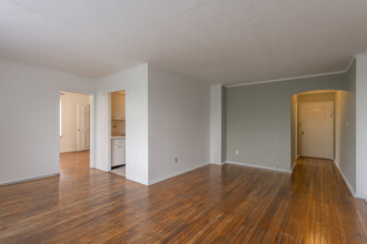 University Commons Apartments in Cleveland, OH - Building Photo - Interior Photo