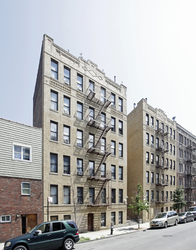 315 E 205th St in Bronx, NY - Building Photo - Building Photo