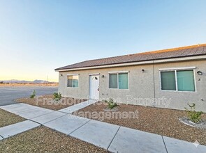 1111 Sixshooter Ave in Pahrump, NV - Foto de edificio - Building Photo