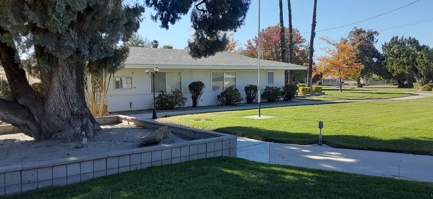 26094 Crestwood Pl in Hemet, CA - Foto de edificio