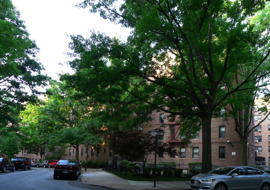 Briarwood Court in Jamaica, NY - Foto de edificio