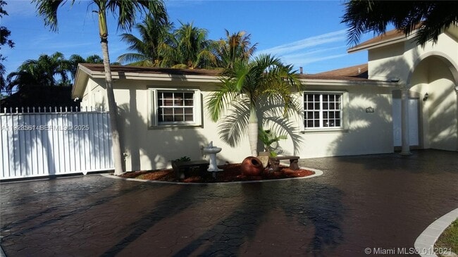 17050 NW 81st Ave in Hialeah, FL - Building Photo - Building Photo