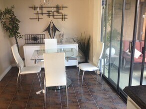 933 Loma Ave, Unit B in Long Beach, CA - Building Photo - Building Photo