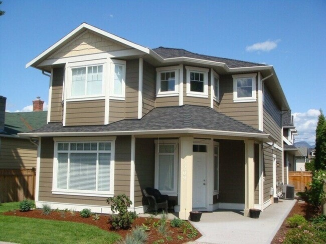property at 2209 Woodlawn St