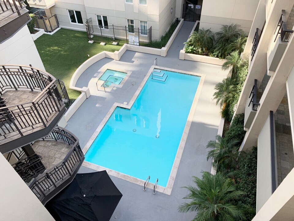 12222 Wilshire Blvd, Unit Penthouse 12 in Los Angeles, CA - Building Photo