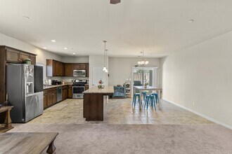 9408 Citrus Creek Dr in Bakersfield, CA - Building Photo - Building Photo