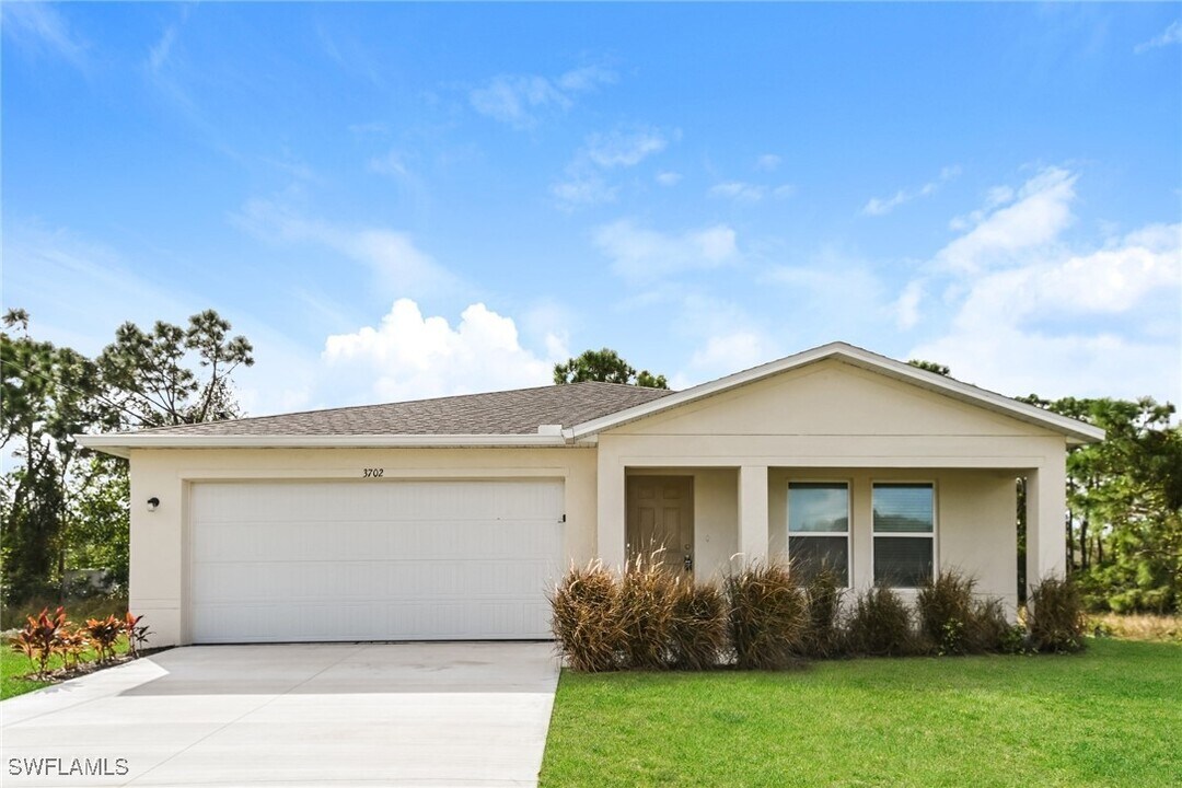 3702 NW 48th St in Cape Coral, FL - Building Photo